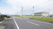 下宮小学校、幼児園の交差点を右折。T字路を左折