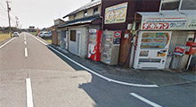自動販売機のある交差点を右折。道なりに直進