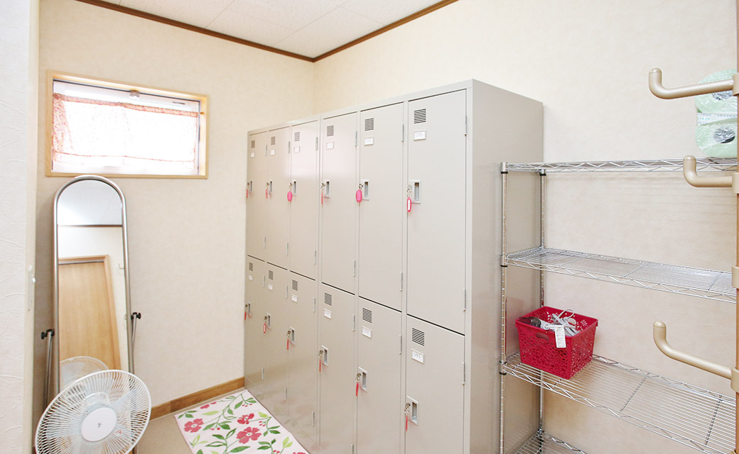 男女別のロッカー、シャワー、トイレをご用意しています
